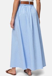 zero MIT NADELSTREIFEN - Gonna a pieghe - classic bluewhite