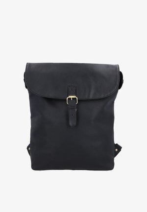 Sort læderrygsæk med klap, der holdes på plads af en enkelt rem og lukkes med metalspænde, set forfra mod en hvid baggrund.