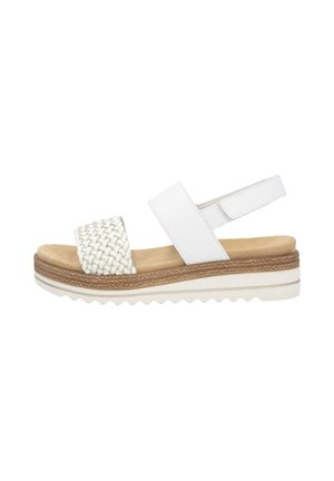 Hvid platformsandal med flettet frontrem, justerbar ankelrem, beige fodseng og rillede hvide såler med brun kant.