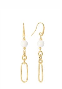 Pendientes en tono dorado que presentan cuentas esféricas blancas, eslabones de cadena y un acento ovalado retorcido. Diseño limpio con cierre de gancho.