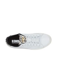 Hellblaues Sneaker mit Lederobermaterial, flachen Schnürsenkeln, perforiertem Design und einem Innenfutter im Leopardenmuster. Goldenes Logo auf der Zunge.