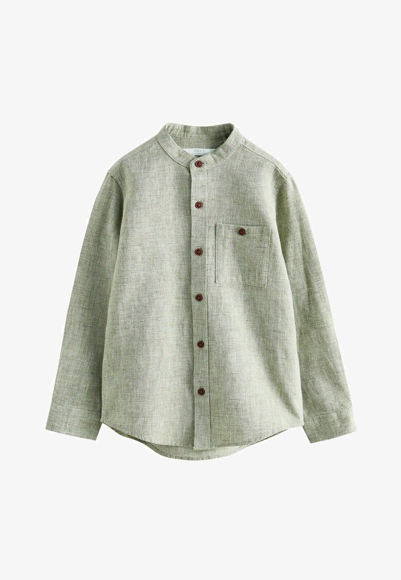 Chemise à manches longues gris clair avec col mao, boutons marron et une poche poitrine boutonnée, en tissu texturé.