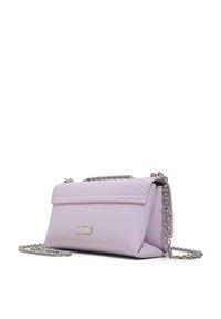 Borsa a tracolla in ecopelle lilla con catena argentata, di forma rettangolare e chiusura a pattina. Presenta una placca con logo argentata sul davanti.