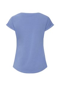 Maglietta a maniche corte di colore azzurro chiaro con risvolti arrotolati e orlo leggermente curvo, mostrata da dietro su sfondo bianco.