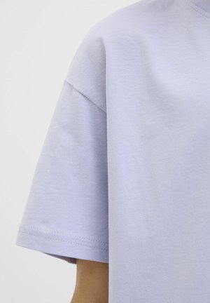 Lichtpaarse katoenen t-shirt met een ronde hals en korte mouwen, met een zachte textuur en subtiele stiksels langs de zoom.