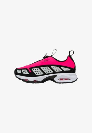 Nike Sneaker mit einem pinken Obermaterial, schwarzen Akzenten und weißen Sohlen. Verfügt über ein perforiertes Design und sichtbare Air-Dämpfung in der Sohle.