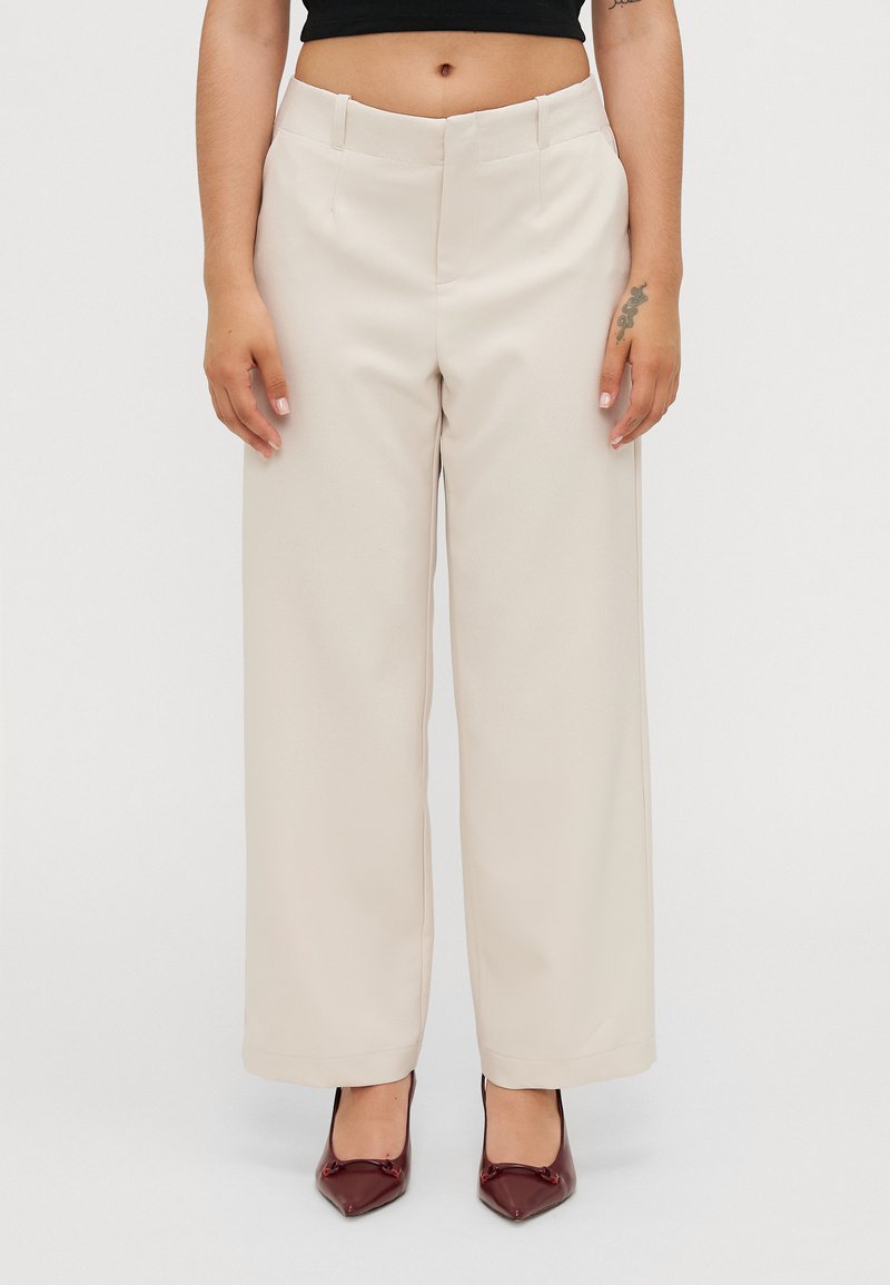 Pantaloni beige a gamba larga realizzati in tessuto liscio, dotati di vita sagomata con passanti per cintura e una silhouette dritta e pulita.