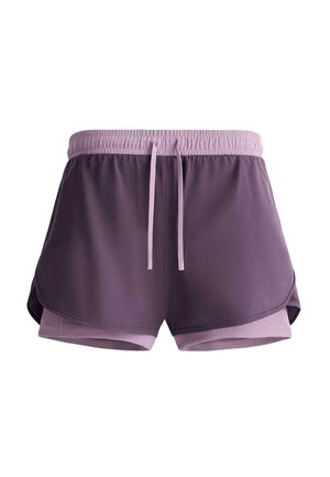 Dvojfarebné fialové vrstvené dámske športové šortky s elastickým pásom a šnúrkou vpredu, navrhnuté pre pohodlie a aktívne nosenie.