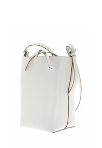 Borsa a tracolla in pelle bianca con forma strutturata, dotata di spallacci regolabili e dettagli in metallo argentato. Texture liscia e design minimal.