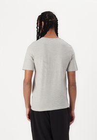 Grå kortærmet t-shirt med tynde vandrette striber, lavet af en blød bomuldsblanding, med en afslappet pasform og rund halsudskæring.