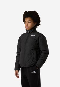 Μαύρο μπουφάν puffer με ψηλό γιακά, μπροστινό φερμουάρ και πλαϊνές τσέπες. Διαθέτει ραμμένο μοτίβο και λευκό λογότυπο στο αριστερό στήθος.