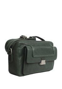 Grüne Lederhandtasche mit rechteckiger Form, Frontklappe, silbernen Hardware-Details und einem abnehmbaren Schultergurt. Glatte Textur.
