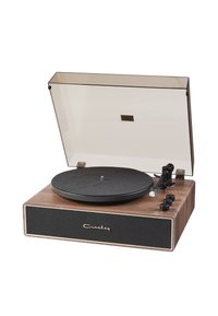 Tocadiscos de madera con una tapa de polvo transparente y articulada, plato negro y perillas ajustables. La parte frontal presenta una rejilla de tela y el logotipo de la marca en dorado.
