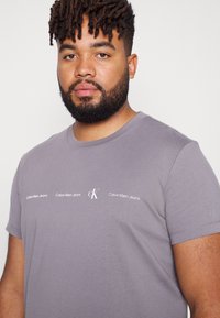 Calvin Klein Jeans Plus REPEAT LOGO TEE - T-shirt estampada - fossil grey