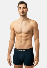 Boxershorts in donkerblauw met een zwarte tailleband met daarop het witte "SNOCKS" logo. Gemaakt van een gladde, rekbare stof voor comfort.
