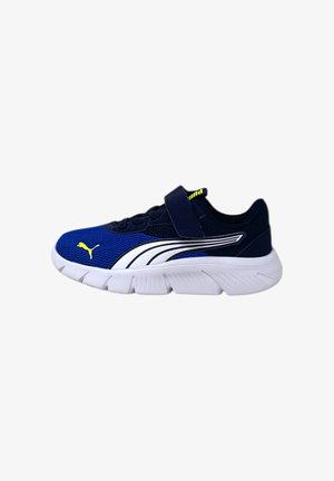 Scarpe da ginnastica blu navy con tomaia in rete, dettagli bianchi, cinturino in velcro e suola bianca testurizzata con scanalature ondulate. Logo PUMA giallo.