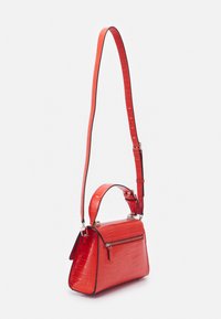 Rote Handtasche mit Krokodilprägung und strukturiertem Design, ausgestattet mit einem abnehmbaren Schulterriemen und einer Fronttasche mit Reißverschluss. Glatte, glänzende Oberfläche.