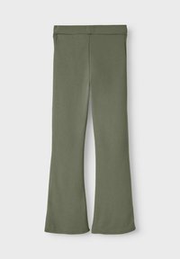 Pantaloni svasati verde oliva realizzati in materiale morbido e elasticizzato, con una vita liscia e senza hardware o motivi visibili.