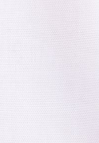Tissu blanc avec un motif texturé subtil composé de petits points en relief, espacés uniformément.