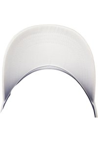 Weißes Baseballcap, von vorne betrachtet, mit einem geschwungenen Schirm, glatter Stoffstruktur und einer genähten Naht entlang des Rands.