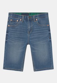 Denim-Shorts in Mittelblau mit einem verwaschenen Look, ausgestattet mit Kupfernieten, fünf Taschen und einem grünen Markenbund.