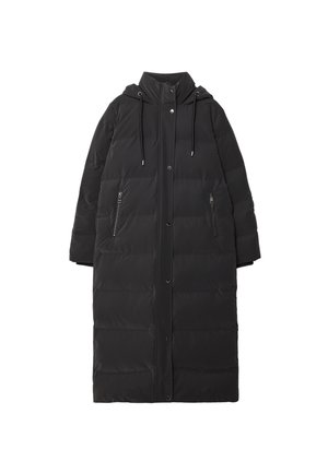 Črna podložena bunda z dolgo silhueto, kapuco, vrvico in stranskimi žepi na zadrgo. Gladka tekstura s kvadratnim vzorcem. Zaklepanje na gumb.