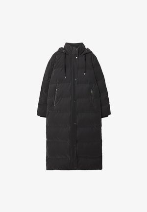 Schwarzer gepolsterter Mantel mit langer Silhouette, Kapuze, Kordelzug und seitlichen Reißverschlusstaschen. Glatte Textur mit Steppmuster. Knopfverschluss.