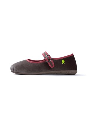Zapato Mary Jane marrón con ribete rosa y correa con hebilla, con un pequeño personaje verde sonriente en el lateral y suela plana.