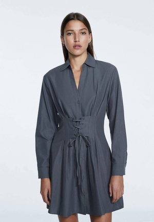 MIT SCHNÜRUNG UND CORSAGE - Shirt dress - dark grey
