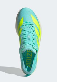 Tirkizne atletske tenisice s neonskim žutim akcentima, teksturirani gornji dio, okrugli vrh i ravne vezice. Imaju "ADIZERO" oznaku na jeziku.