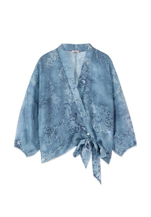 Blusa estilo kimono con estampado floral azul, mangas anchas y detalle de lazada frontal.