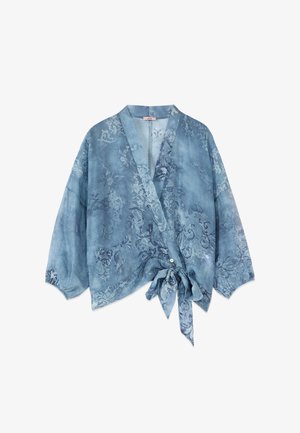Blusa estilo kimono con estampado floral azul, mangas anchas y detalle de lazada frontal.