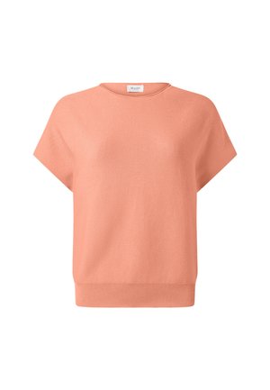 Jersey de punto color salmón, de manga corta y cuello redondo, con dobladillo acanalado y etiqueta de tela en el cuello.