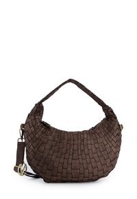 Hnědá taška z tkané kůže s prohnutým tvarem. Má strukturovaný povrch, krátké ucho a odnímatelný popruh s kovovými doplňky.