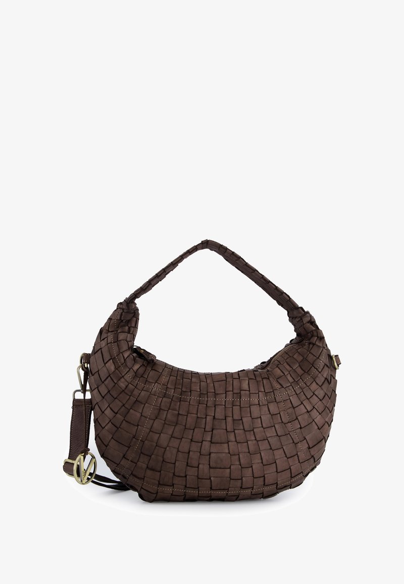 Hnědá taška z tkané kůže s prohnutým tvarem. Má strukturovaný povrch, krátké ucho a odnímatelný popruh s kovovými doplňky.