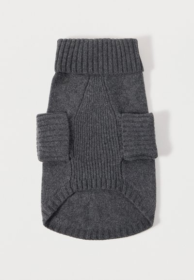 Pull pour chien en laine gris foncé avec col roulé côtelé, deux ouvertures pour les pattes et panneau central texturé, posé à plat sur fond blanc.