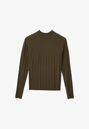 Olivegrüner, langärmeliger, ribbeliger Strickpullover mit hoch geschlossenem Rundhalsausschnitt und taillierter Silhouette vor weißem Hintergrund.