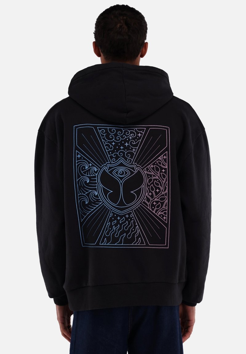 Zwarte hoodie met een groot, kleurrijk geometrisch ontwerp op de achterkant, waarin golven, vlammen en een oogsymbool zijn verwerkt.