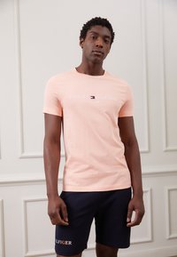 Tommy Hilfiger TOMMY LOGO TEE - T-shirt estampada - sunset peach