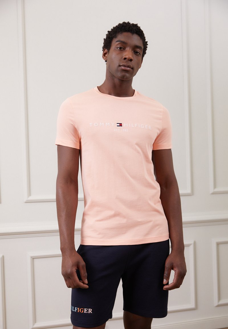Tommy Hilfiger TOMMY LOGO TEE - T-shirt estampada - sunset peach