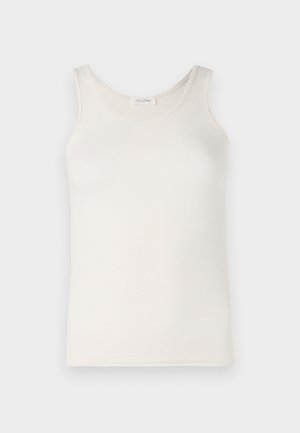 Hvit bomullstopp med rund hals og smale stropper, med en jevn tekstur og ingen synlige mønstre eller detaljer.