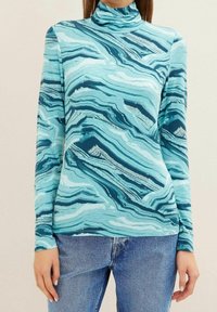 Maglione a maniche lunghe con collo alto in turchese con un motivo astratto a macchie blu e verdi; tessuto morbido ed elastico, design aderente e collo alto.