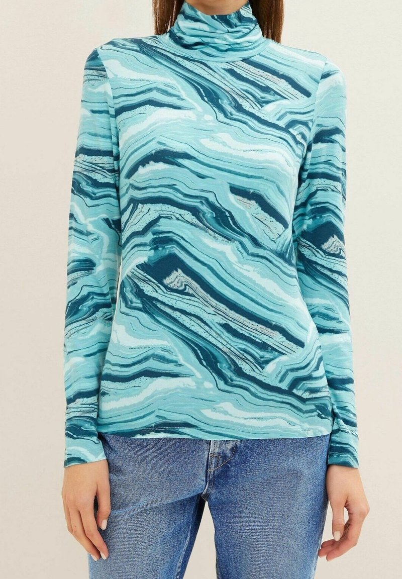 Maglione a maniche lunghe con collo alto in turchese con un motivo astratto a macchie blu e verdi; tessuto morbido ed elastico, design aderente e collo alto.
