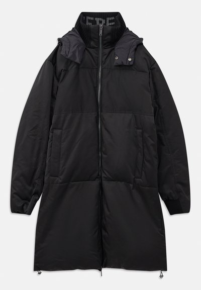 Garšs melns puskotēts mētelis ar augstu apkakli, rāvējslēdzēja aizdari, sānu kabatām un kontrastējošu teksturētu paneļa apdari pie kakla. Gluda auduma, minimālistisks dizains.