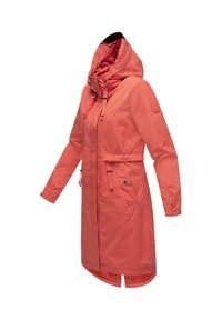 Chaqueta impermeable de color coral con capucha, cintura ajustada, mangas largas y bolsillos laterales; tejido suave con cierre de cremallera y botón a presión.