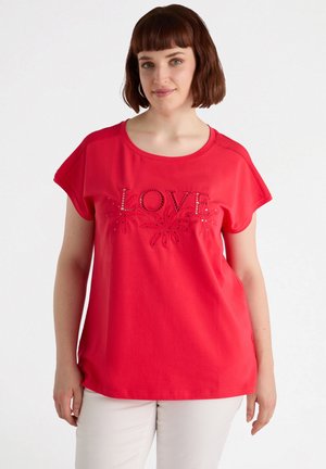 Czerwona bawełniana koszulka z krótkim rękawem z napisem "LOVE" w dużym rozmiarze, ozdobiona cyrkoniami i dekoracyjnymi wzorami.
