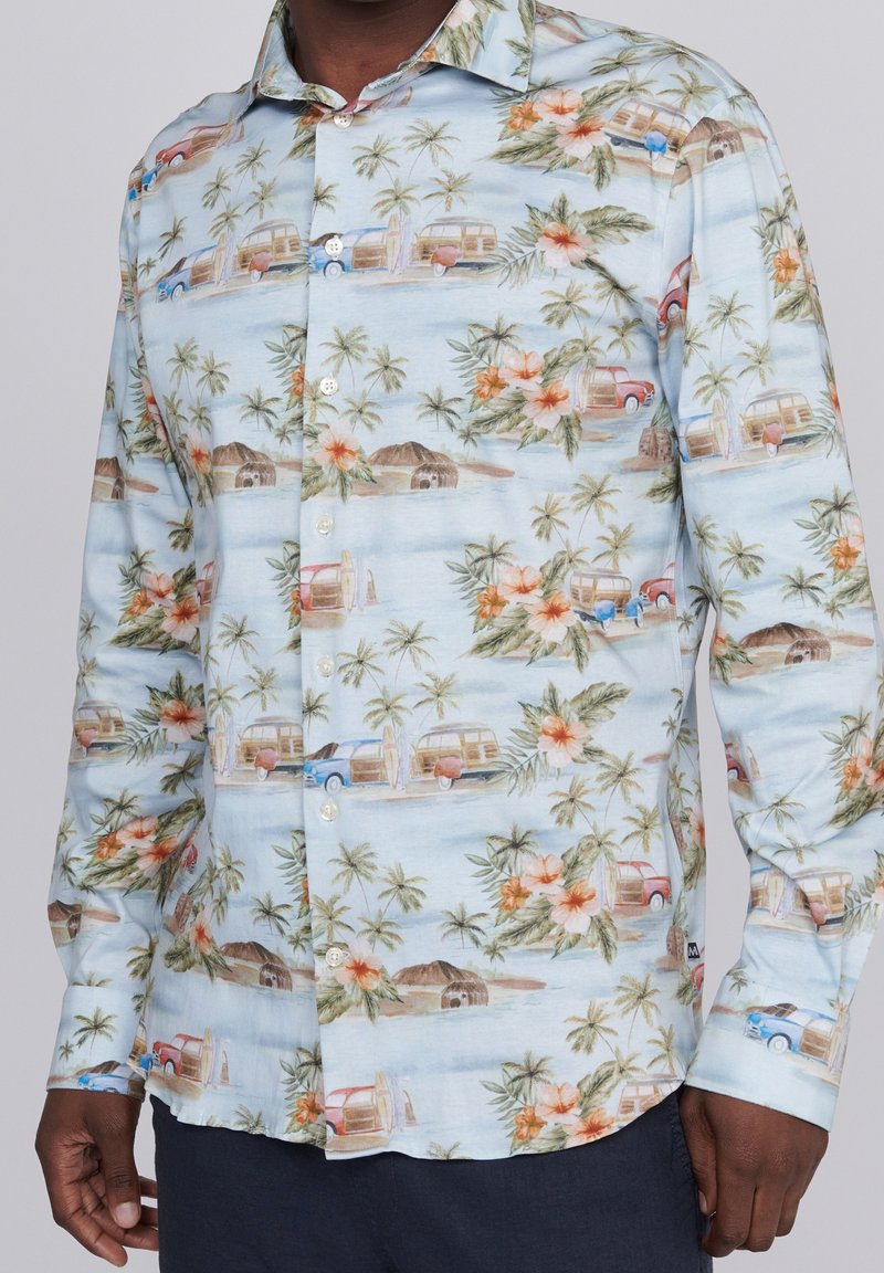 Jasnoniebieska koszula z długim rękawem, zapinana na guziki, w tropikalny wzór z palmami, kwiatami, zabytkowymi samochodami i plażowymi scenami. Miękka tkanina.