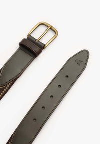 Een bruine leren riem met een messing gesp, textuur met een patroonweefsel. Het uiteinde toont een doodskop met gekruiste botten embleem met perforaties.