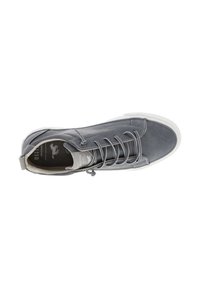 Sneaker montante grise en cuir avec semelle en caoutchouc blanche, bout rond et œillets en métal. Présente des accents cousus et une finition texturée.