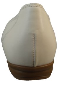 Weißer Lederschuh mit abgerundetem Hinterteil, genähten Nahtdetails und einer braunen Gummisohle. Glatte Oberfläche ohne sichtbare Hardware oder Muster.